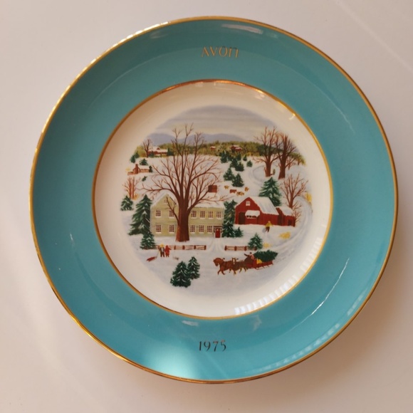 1975 Vintage Collectable Decorative Avon Christmas Plate - Picture 8 of 9